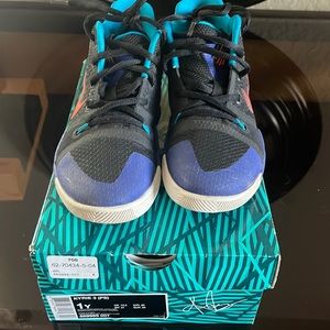 Nike Kyrie 3  Basketball Shoes Youth size 1